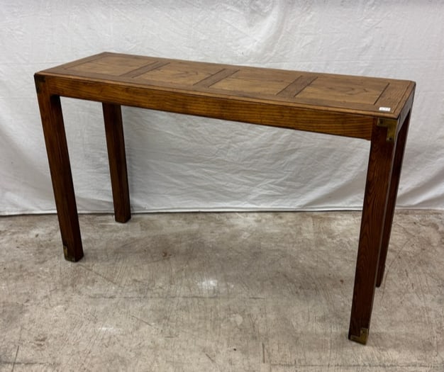 Henredon Artifacts Oak Console Table: A vintage Henredon Artifacts knotty oak console table with brass detailing on corners and feet c1980's in excellent condition.