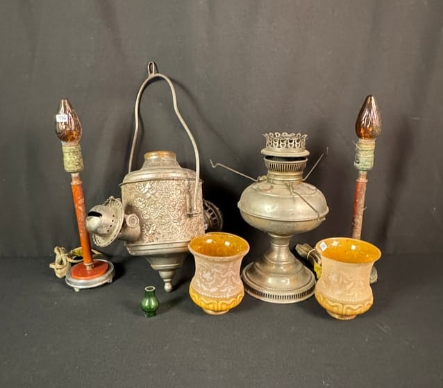 Bracket Lamp & More (1 of 5)