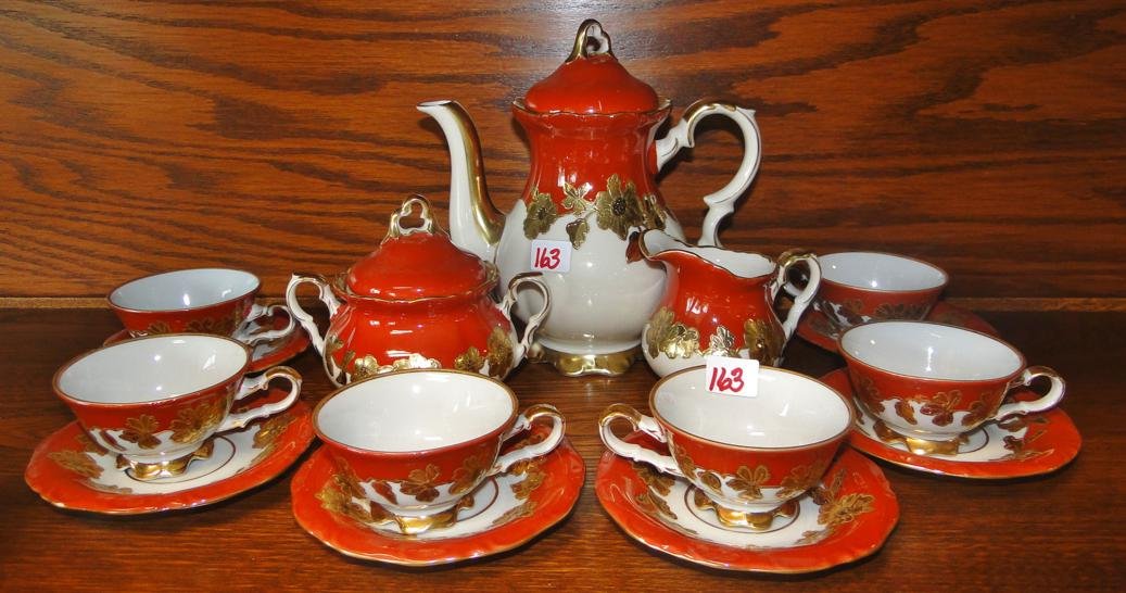 Bavarian Waldershof hand painted 22k gold tea service: Bavarian Waldershof hand painted 22k gold tea service consisting of teapot, creamer, sugar, and 6 cups and saucers
