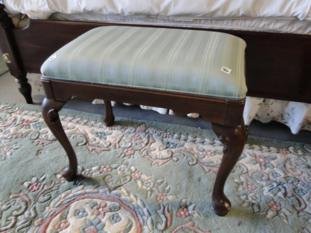 A quality mahogany Queen Anne foot stool by Ethan Allen: A quality mahogany Queen Anne foot stool by Ethan Allen. It measures 19 1/2" tall x 15" deep x 21 1/2" long.