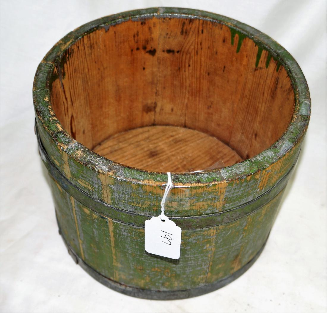 Very Nice Early Shaker Staved Measure 9 inches Diameter: Very Nice Early Shaker Staved Measure 9 inches Diameter and 7.5 inches tall, original worn green paint but structurally it has no damage.