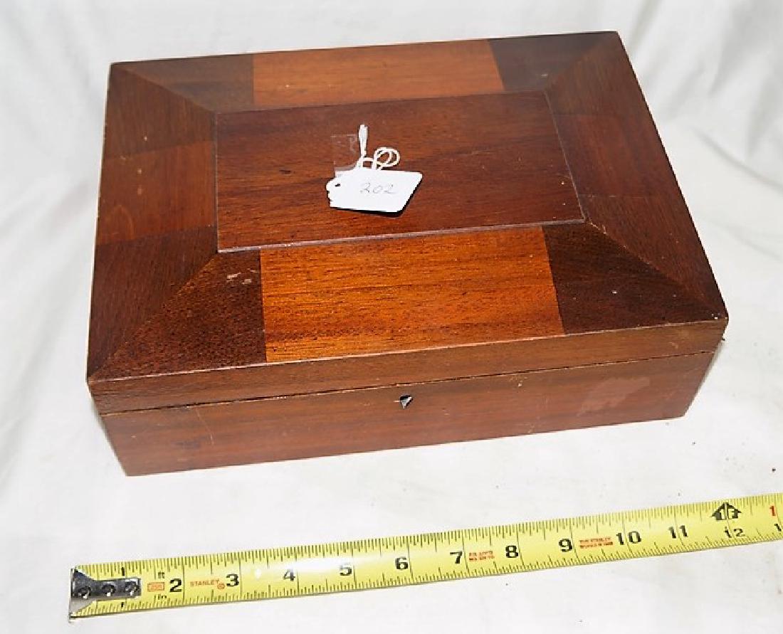 Excellent Shaker Sewing Box with Inlaid Veneer Squares