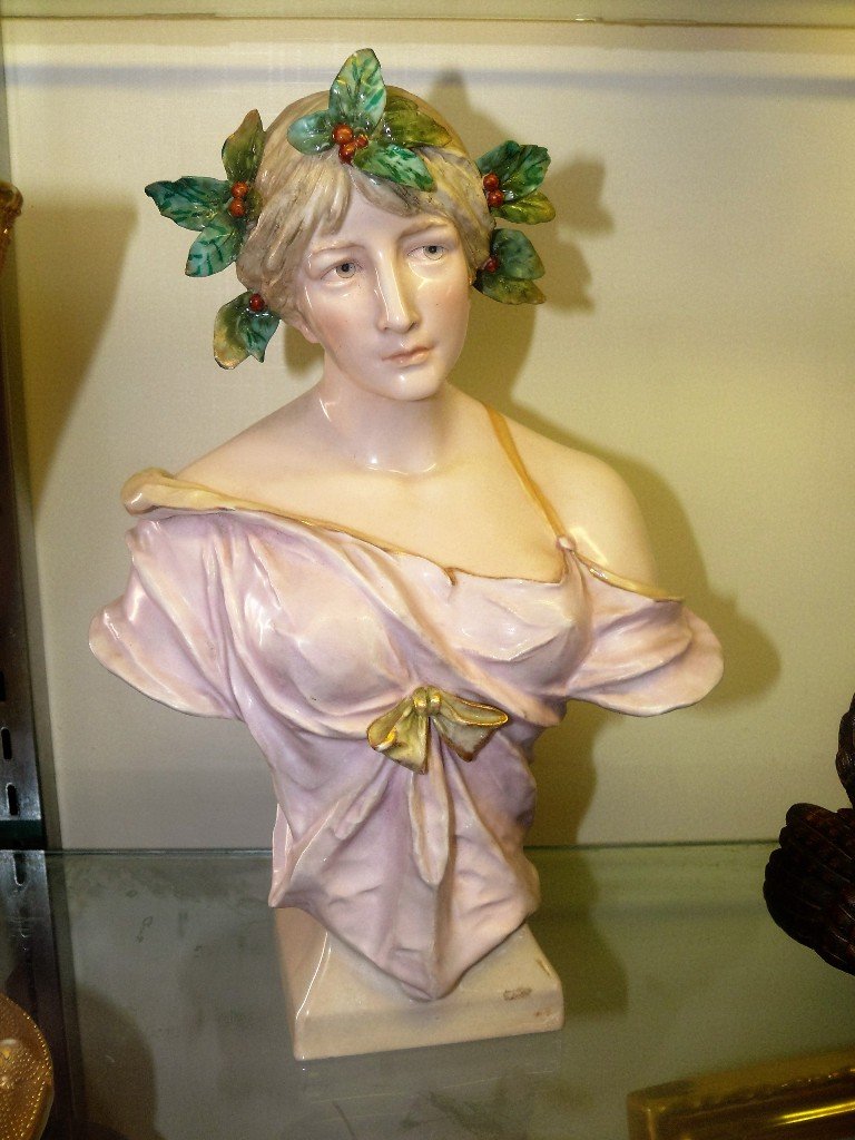 Porcelain bust figurine, classic maiden w/wreath tiara (1 of 3)
