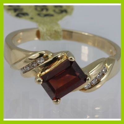 Genuine 1.33 ctw Garnet Ring 14KT Yellow Gold: Genuine 1.33 ctw Garnet Ring 14KT Yellow Gold **|**|** Main Stone: Garnet ; Carat Weight: 1.33ctw ; Gold Carat:14KT; Metal: Yellow Gold ; Ring Size: 7 ; Diamond Weight: 0.08 ; Gemstone Carat Weight: 1