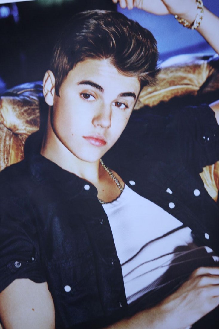 MUSIC POSTER: MUSIC POSTER **|**|** 22X34 INCHES; UNFRAMED; Justin Drew Bieber (born March 14, 1994) is a Canadian pop/R&B singer. He began his professional career on YouTube, where he was discovered by his future 