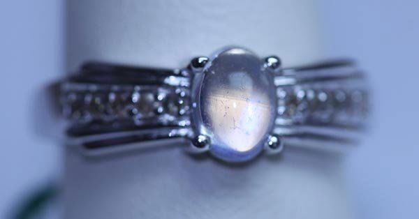 16.00 CTW MOONSTONE AND DIAMOND RING .925 STERLING SILV: 16.00 CTW MOONSTONE AND DIAMOND RING .925 STERLING SILV **|**|** 16.00 CTW MOONSTONE AND DIAMOND RING .925 STERLING SILVER; DIAMOND 0.14 CTW; CENTERSTONE 0.84 CTW ; MSRP: $750