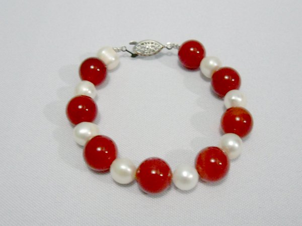 125CTW PHILIPPINE PEARL AND RED CARNILLIAN BRACELET: 125CTW PHILIPPINE PEARL AND RED CARNILLIAN BRACELET **|**|** 125CTW PHILIPPINE PEARL AND RED CARNILLIAN BRACELET ; MSRP: $150