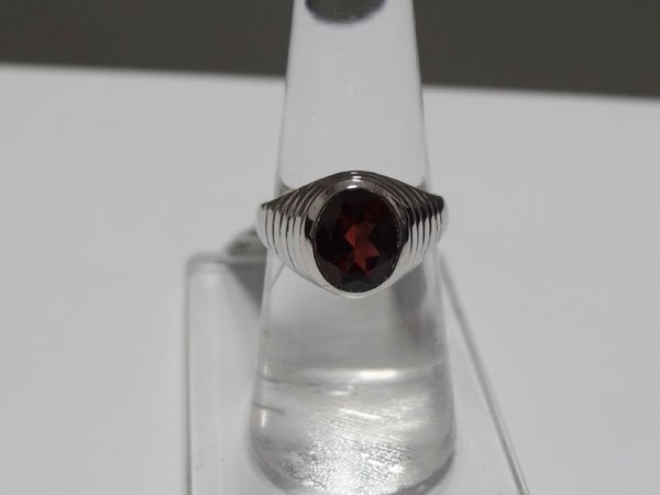 29.75 CTW GARNET RING .925 STERLING SILVER: 29.75 CTW GARNET RING .925 STERLING SILVER **|**|** 29.75 CTW GARNET RING .925 STERLING SILVER ; STONE WEIGHT 2.68 CTW ; MSRP: $250