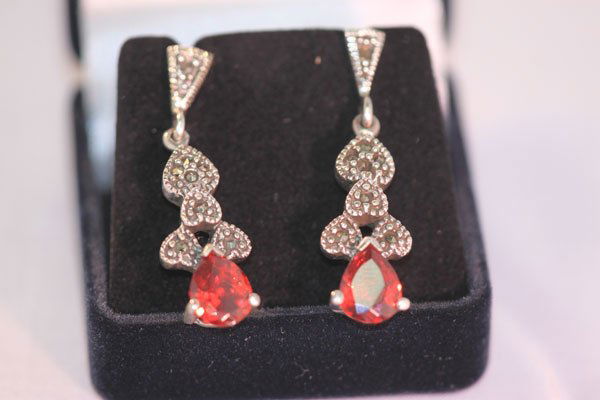 50.00 CTW ANTIQUE LOOKING GARNET DANGLING EARRINGS .92: 50.00 CTW ANTIQUE LOOKING GARNET DANGLING EARRINGS .92 **|**|** 50.00 CTW ANTIQUE LOOKING GARNET DANGLING EARRINGS .925 STERLING SILVER ; MSRP: $250