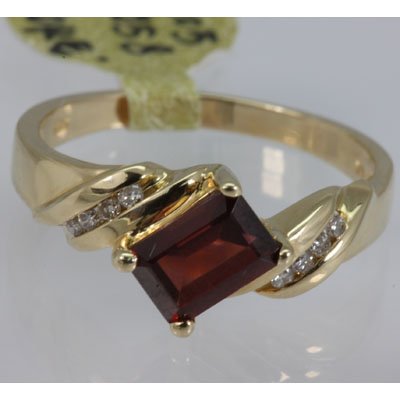 Genuine 1.33 ctw Garnet Ring 14KT Yellow Gold: Genuine 1.33 ctw Garnet Ring 14KT Yellow Gold **|**|** Main Stone: Garnet ; Carat Weight: 1.33ctw ; Gold Carat:14KT; Metal: Yellow Gold ; Ring Size: 7 ; Diamond Weight: 0.08 ; Gemstone Carat Weight: 1