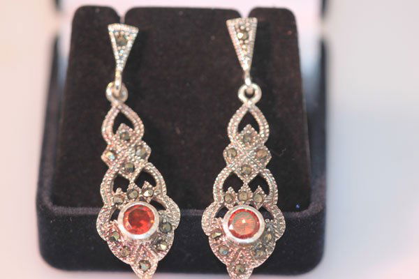50.00 CTW ANTIQUE LOOKING GARNET DANGLING EARRINGS .92: 50.00 CTW ANTIQUE LOOKING GARNET DANGLING EARRINGS .92 **|**|** 50.00 CTW ANTIQUE LOOKING GARNET DANGLING EARRINGS .925 STERLING SILVER ; MSRP: $250