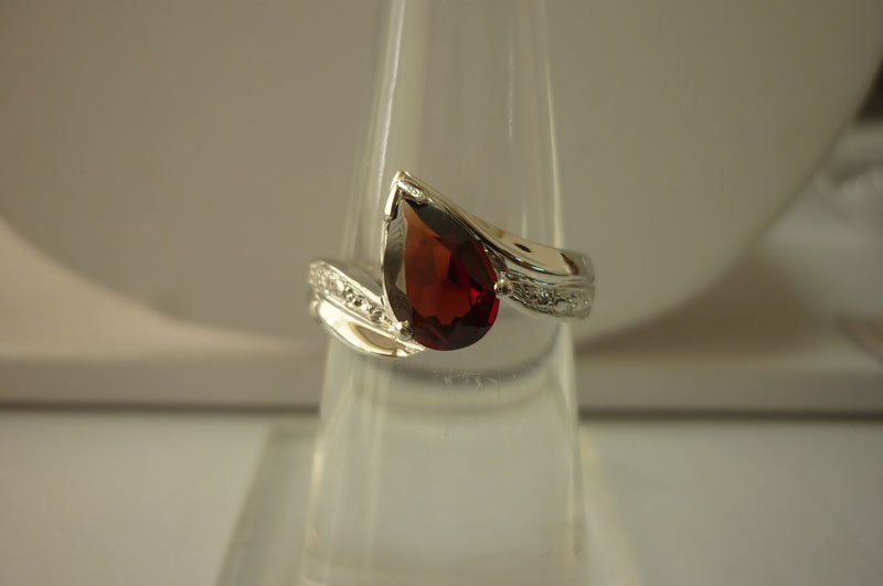 16.00 ctw Garnet Ring .925 Sterling Silver: 16.00 ctw Garnet Ring .925 Sterling Silver **|**|** 16.00 ctw Garnet Ring .925 Sterling Silver ; MSRP: $150