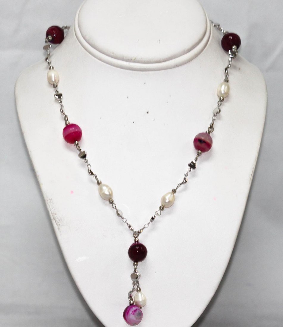 160CTW PURPLE CARNELIAN AND WHITE PEARL NECKLACE: 160CTW PURPLE CARNELIAN AND WHITE PEARL NECKLACE **|**|** 160CTW PURPLE CARNELIAN AND WHITE PEARL NECKLACE; TOTAL STONE WEIGHT 160 CTW
