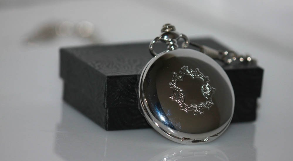 Collectors Edition Silver Quartz Battery Pocket Watch W: Collectors Edition Silver Quartz Battery Pocket Watch W **|**|** Collectors Edition Silver Quartz Battery Pocket Watch W/Crest On Front,White dial with Roman numerals & standard style hands, with gift