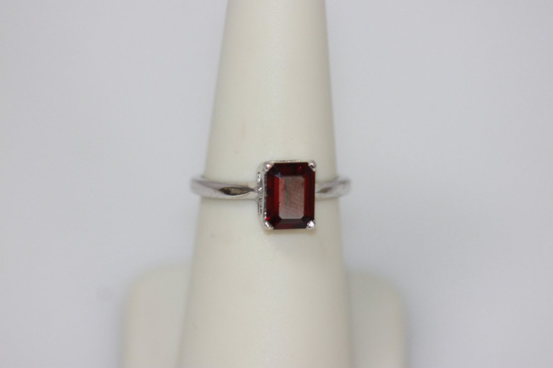 1.20 CTW GARNET RING .925 STERLING SILVER: 1.20 CTW GARNET RING .925 STERLING SILVER **|**|** 1.20 CTW GARNET RING .925 STERLING SILVER