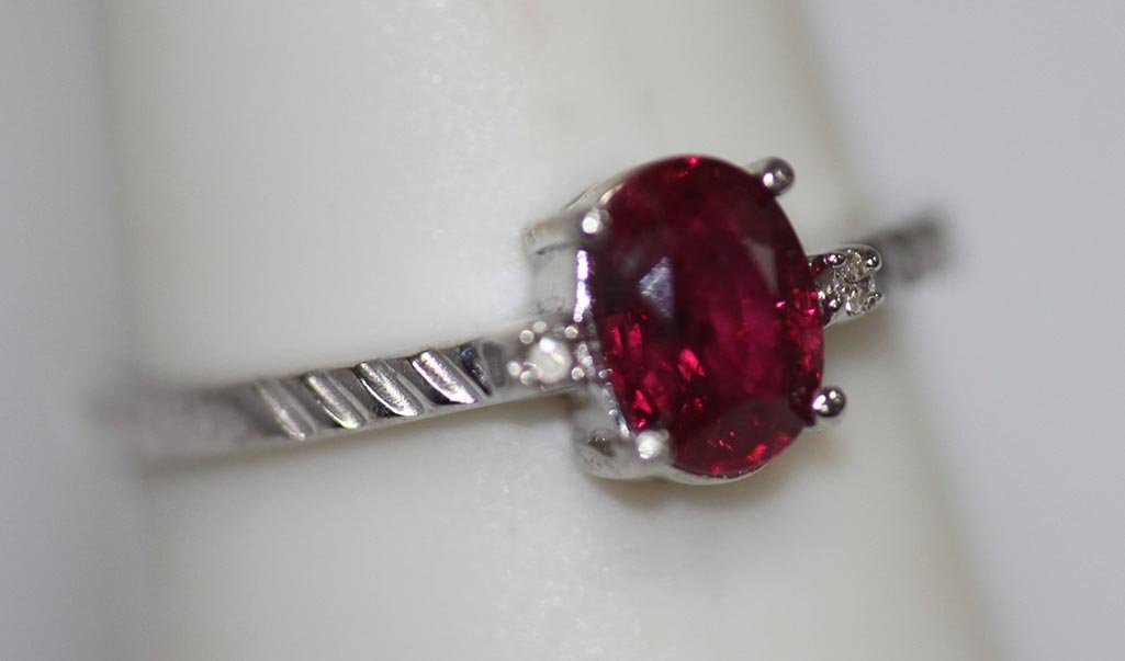 1.07 CTW RUBY AND DIAMOND .925 STERLING SILVER RING: 1.07 CTW RUBY AND DIAMOND .925 STERLING SILVER RING **|**|** 1.07 CTW RUBY AND DIAMOND .925 STERLING SILVER RING; RUBY 1.05 CTW; DIAMOND 0.02 CTW