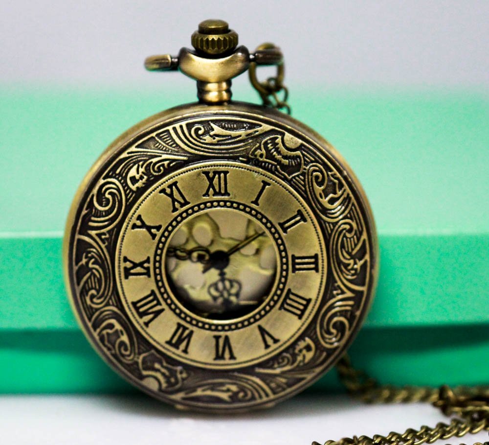 VINTAGE STYLE Roman Numeral Pocket Watch ANTIQUED BRASS: VINTAGE STYLE Roman Numeral Pocket Watch ANTIQUED BRASS **|**|** Description: Vintage Bronze finish Quartz movement, batteries are replaceable Watch size: 1-1/2 inches Chain: approx. 30 inches