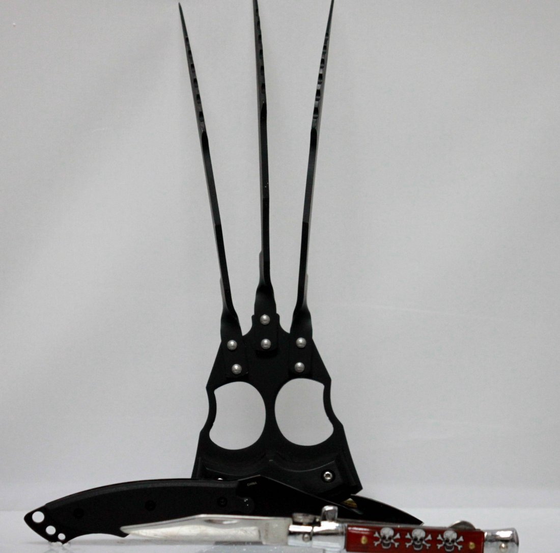 Variety Of Collectible knives Set Of 3: Variety Of Collectible knives Set Of 3 **|**|** Variety Of Collectors knives, Knife 1 COLLECTORS EDITION 6" BLACK SKINNER KNIFE WITH SHEATH, Knife 2 COLLECTORS EDITION 3.5" RED SKULL KNIFE, Knife 3 10