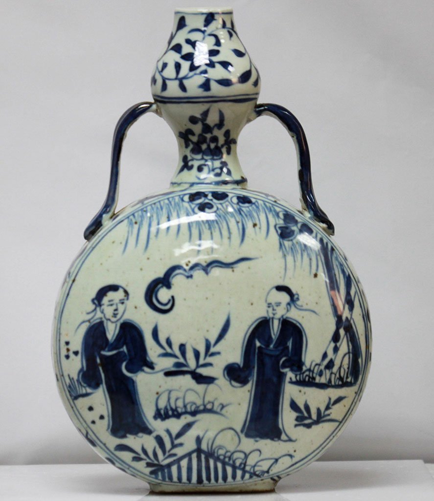 RARE BEAUTIFUL CHINESE PORCELAIN VASE: RARE BEAUTIFUL CHINESE PORCELAIN VASE **|**|** RARE BEAUTIFUL CHINESE PORCELAIN VASE W/ A 2 HANDLES AND A INTRIGUING PAINTED DEDISGN OF 2 MEN STANDING AROUND