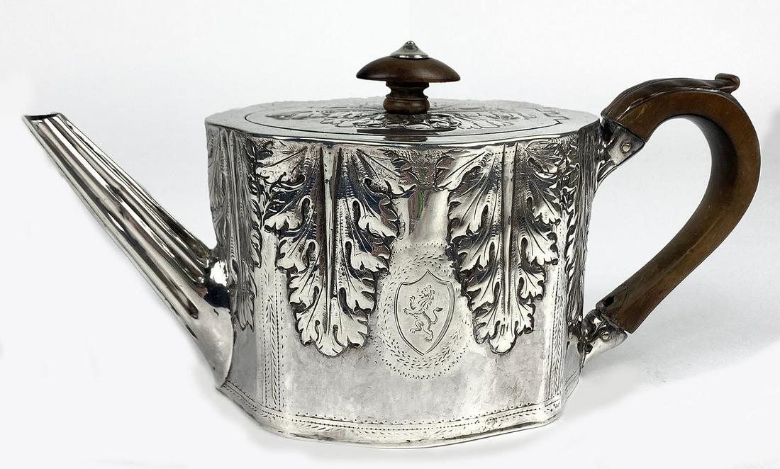 GEORGIAN SILVER TEAPOT, LONDON 1821-1822: Aldridge and Green, 1781, hallmarked with makers mark, C H A G, in clover and, I * F turned wood hand