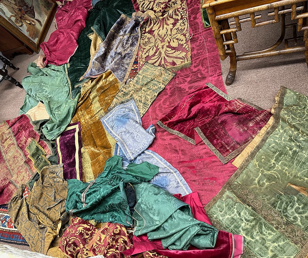 LARGE LOT OF VARIOUS TABLE RUNNERS, TEXTILES AND FRAGMENTS (1 of 2)