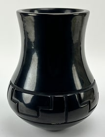 NATIVE AMERICAN POTTERY JAR, WHITEGEESE