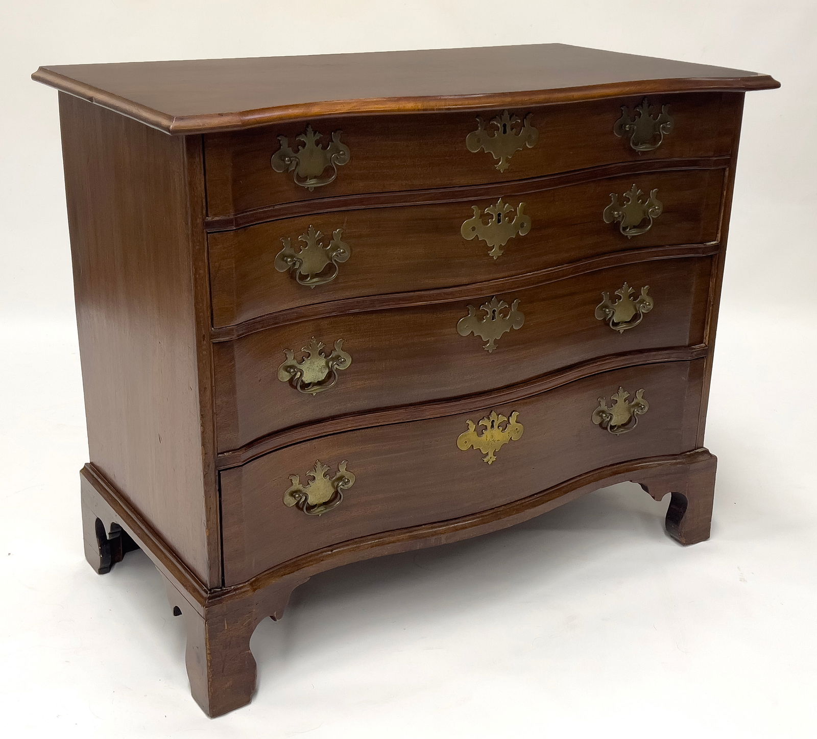 AMERICAN / MASSACHUSETTS CHIPPENDALE MAHOGANY SERPENTINE CHEST (1 of 4)