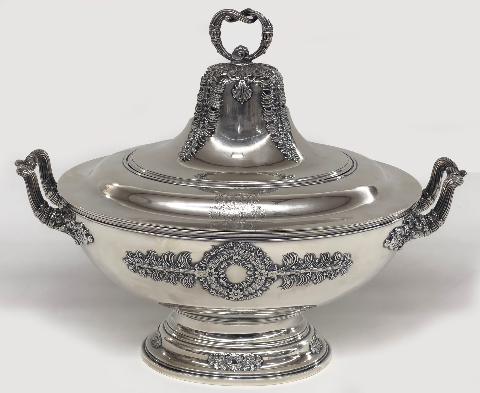 TIFFANY STERLING SILVER CLASSICAL-STYLE  COVERED TUREEN (1 of 2)