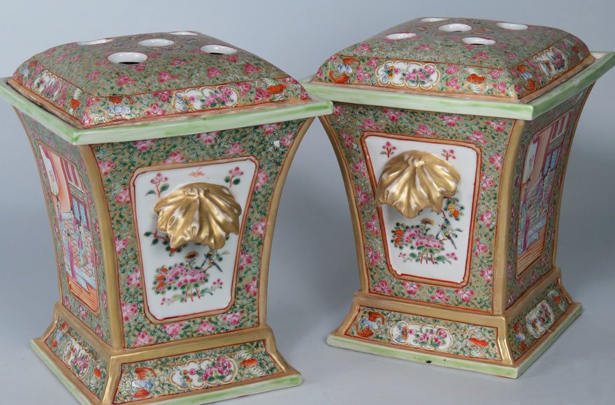 PAIR OF CHINESE EXPORT MANDARIN BOUGH POTS - 2