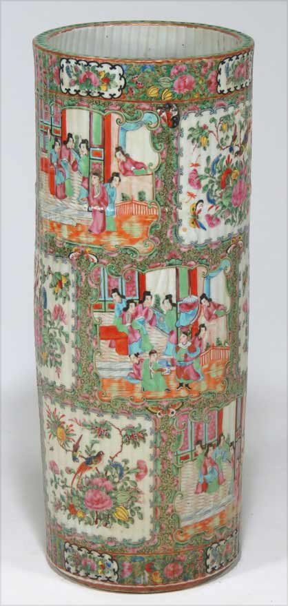 CHINESE EXPORT ROSE MEDALLION UMBRELLA STAND: 19th c., ribbed cylinder-form, 24”h; 9.5”diam.