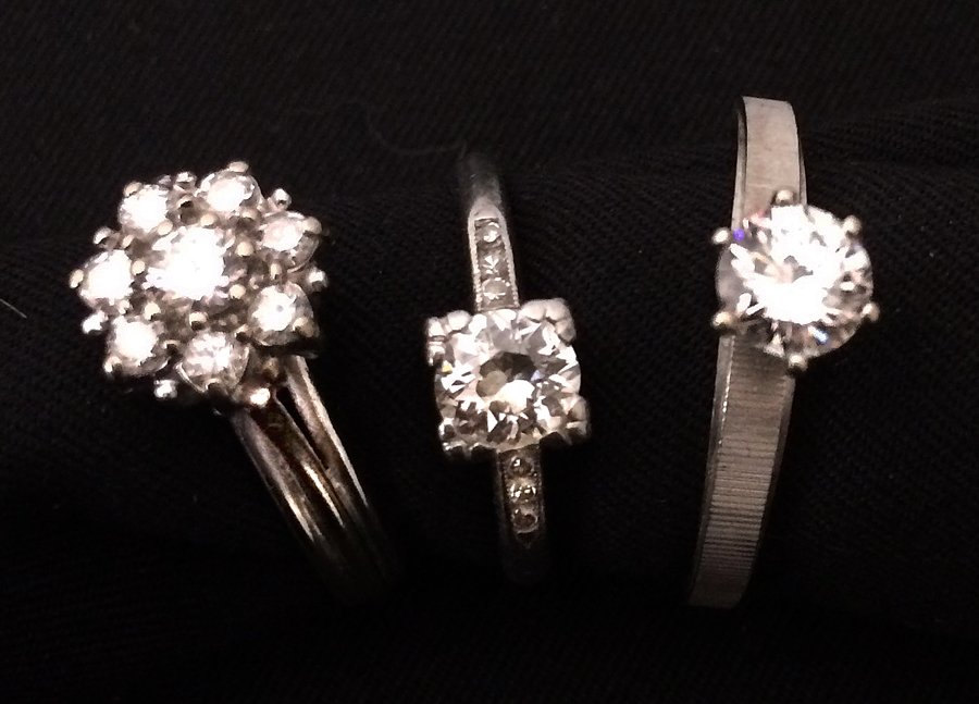 (on 3) WHITE GOLD AND DIAMOND RING (1 of 1)