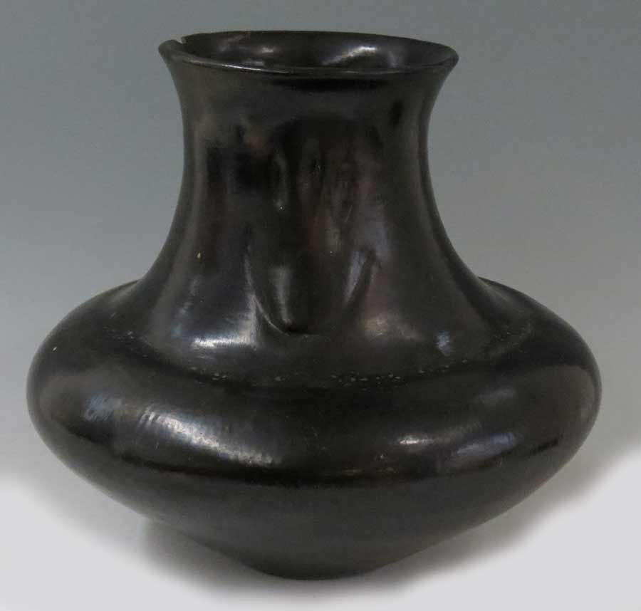 LARGE PUEBLO BLACKWARE POTTERY OLLA (1 of 3)