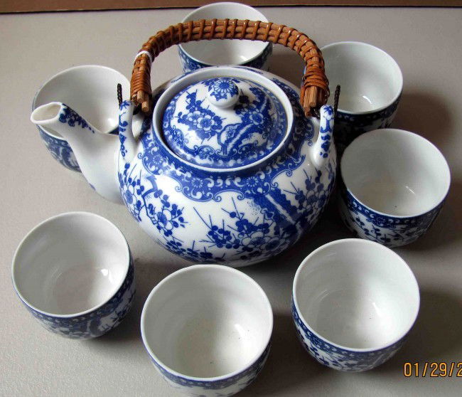 Porcelain Set of Tea Pot and 7 Tea Cups: Porcelain Set of Tea Pot and 7 Tea Cups