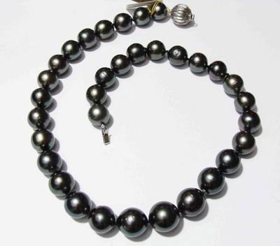 Black Tahitian Cultured Pearl Ladies Necklace: "Black Lipped" Eighteen inch princess length Tahitian cultured Pearl ladies necklace. 11.00 mm in size to 13.50mm in size. (color: Black) Condition Report: Brand new K39E97