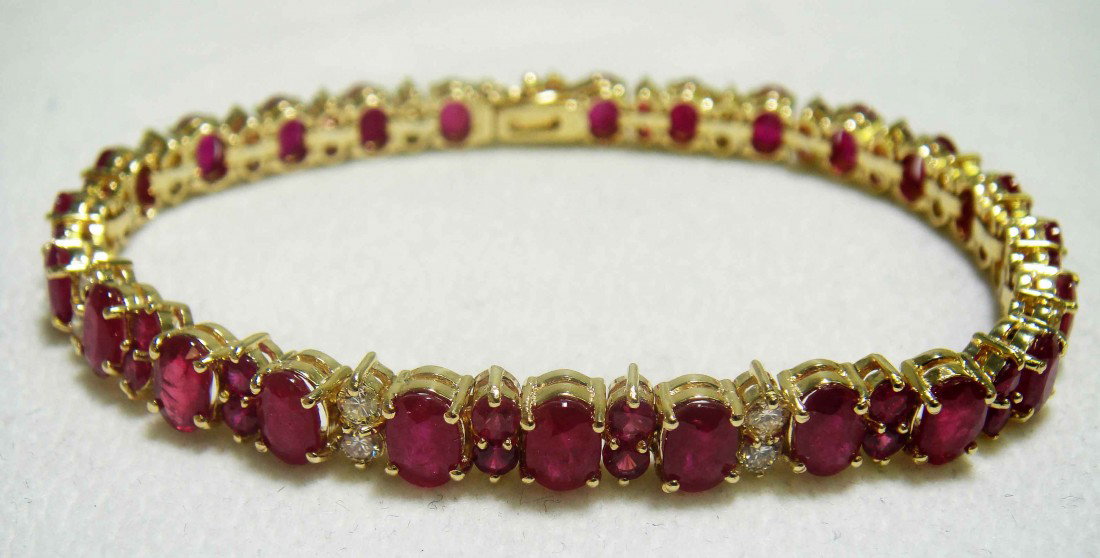 17.62ct Ruby & 1.20ct Diamond 14KT Gold Blacelet: Total weight of Ruby: 17.62ct Total weight of Diamonds: 1.20ct (Clarity: VS-2 to SI-2, color: H-J) Total weight of Item: 19.40 Grams