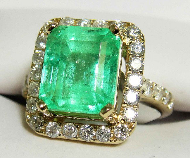 4.52ct Emerald & 0.90ct Diamonds 14KT Gold Ring: 14K Yellow gold ring with genuine 4.52ct Emerald (Beryl) surrounded with 0.90ct in Diamonds.
