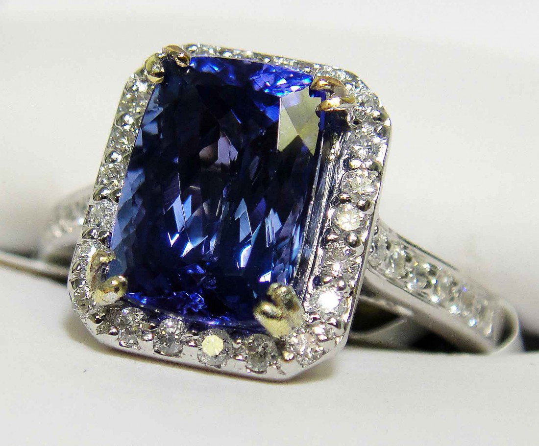 3.06ctw Tanzanite & 0.38ctw Diamond 18KT Gold Ring: Total weight of Tanzanite: 3.06ct Total weight of Diamonds: .38ct (Clarity: DI-2/I-2, Color: H-J) Total weight of Ring: 5.40 Grams