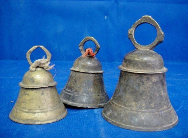 SET OF THREE ANTIQUE BRONZE BELLS SMALL MEDIUM &: Vintage SET OF THREE ANTIQUE BRONZE BELLS SMALL MEDIUM AND LARGE