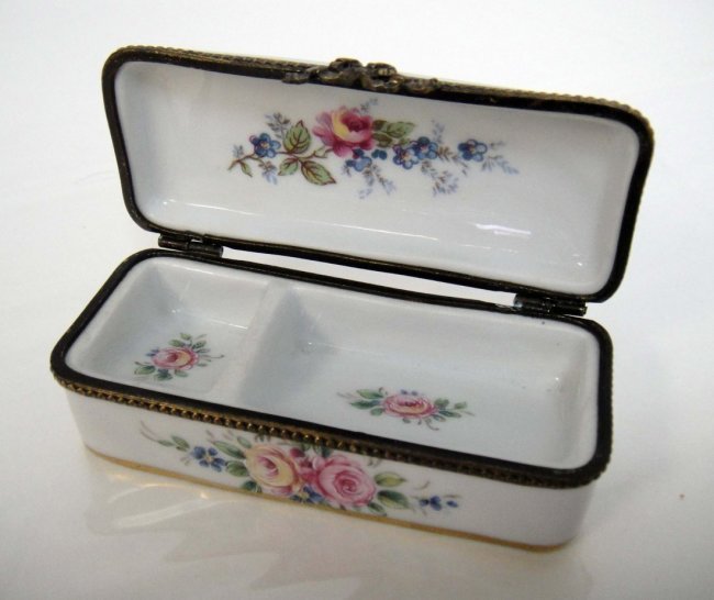 Vintage Limoges Rehausse Main Holly Trinket / Snuf: Vintage Limoges Rehausse Main Holly Trinket / Snuff Box - 3 x 1.5"