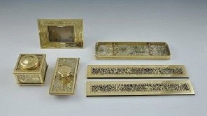 TIFFANY STUDIOS Bronze Pine Needle & Glass Desk Set: TIFFANY STUDIOS 5 pc. BRONZE PINE NEEDLE & GLASS DESK SET w/ INKWELL Presented is a great Tiffany Studios desk set done in the popular Pine Needle pattern. The bronze or brass and slag glass pieces ar