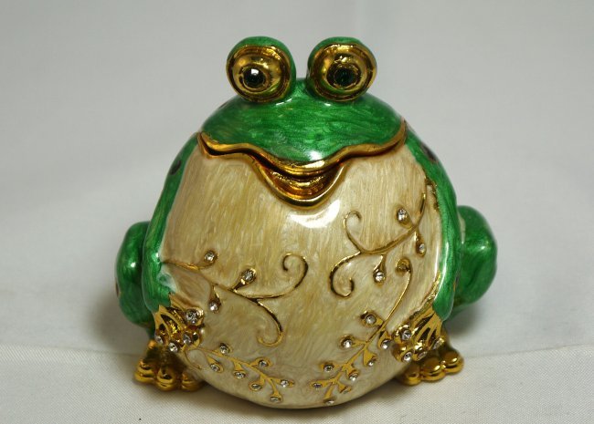 New Small Cute Green Frog Trinket Box / Austrian: You are bidding on a Brand New Small Cute Green Frog Trinket / Jewelry Box. It is paved with Sparkling Austrian Crystals and is made of solid pewter. The interior of the box is beautifully enameled. I