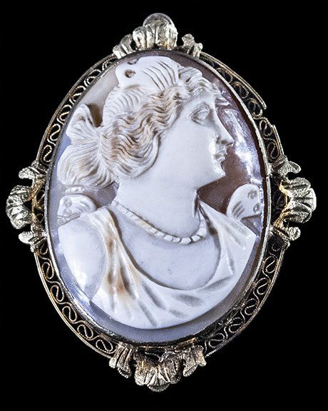 10kt Gold Vintage Shell Cameo Brooch W1014: 10K Gold Shell Cameo Brooch/Pendant. Electronically tested 10K Gold. Depicting sinistral profile of a woman, wearing a pearl necklace. Cameo area is 40 x 30mm and frammed by a yellow gold lattice fram