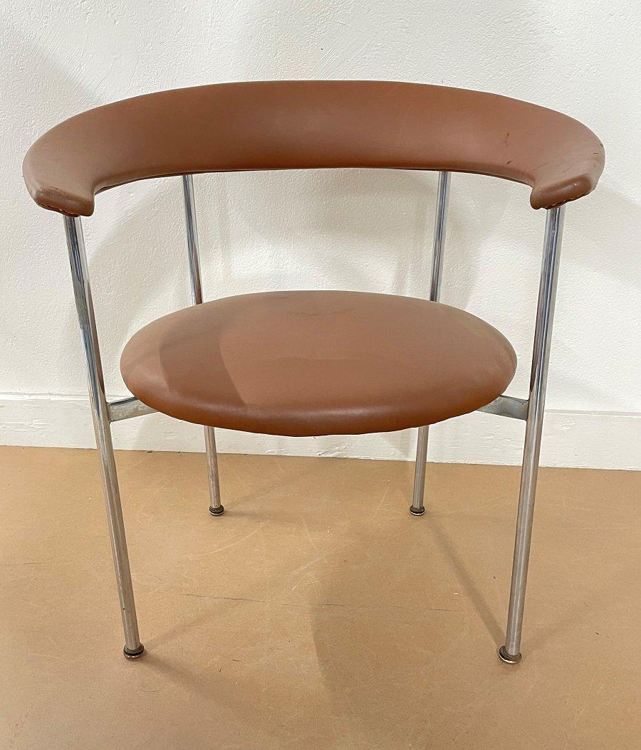 Mid Century Modern Chrome Chair: Vinyl upholstery with a tubular chrome frame. Measues: 30H x 29W x 23D.