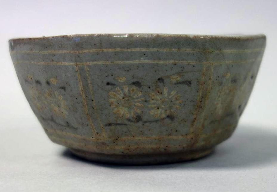 Korean Slip Decorated Celadon Earthenware Bowl (1 of 5)