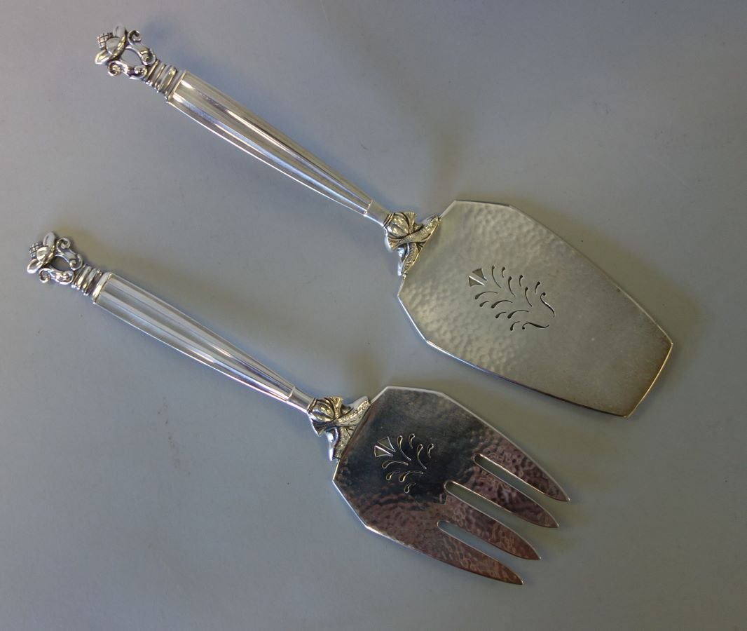 Georg Jensen Sterling Fish Set, Acorn & Fish Ptn: A Danish sterling silver 2-piece serving fish set by Georg Jensen, Denmark in the Acorn pattern, designed and chased with entwined pairs of fish at the base of the handles. Comprised of a hand hammere