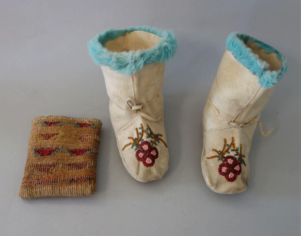 Nez Perce Cornhusk Pouch & Plains Moccasins (1 of 4)