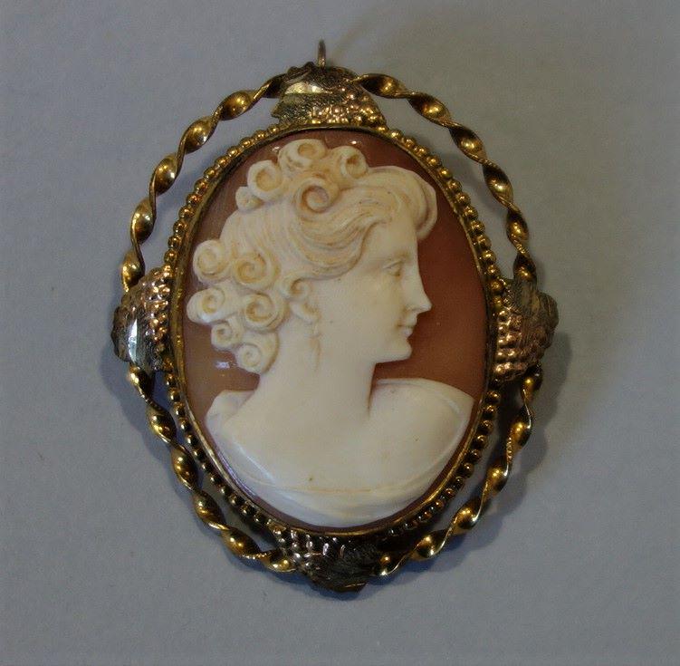 Shell Cameo Pendant Brooch, Gold Surround (1 of 2)