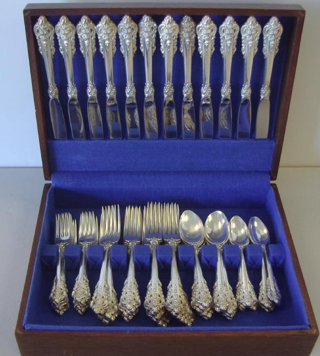Sterling Flatware Wallace Grande Baroque, 72 pcs: Sterling flatware set of 72 pieces by Wallace in the Grande Baroque pattern. The set consists of 12 dinner knives, 12 dinner forks, 12 salad forks, 12 dessert forks, 12 table spoons and 12 teaspoons. 