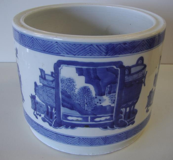 Chinese Blue & White Jardiniere or Brush Pot: Chinese porcelain jardiniere or very large brush pot measuring 7.5" in diameter and 6" high