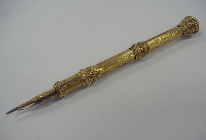 19thc Gold Retractable Fountain Pen & Pencil: 19thc etched gold-plated fountain pen with retractable pencil. The nip is marked A.L. Brown & Co, New York.